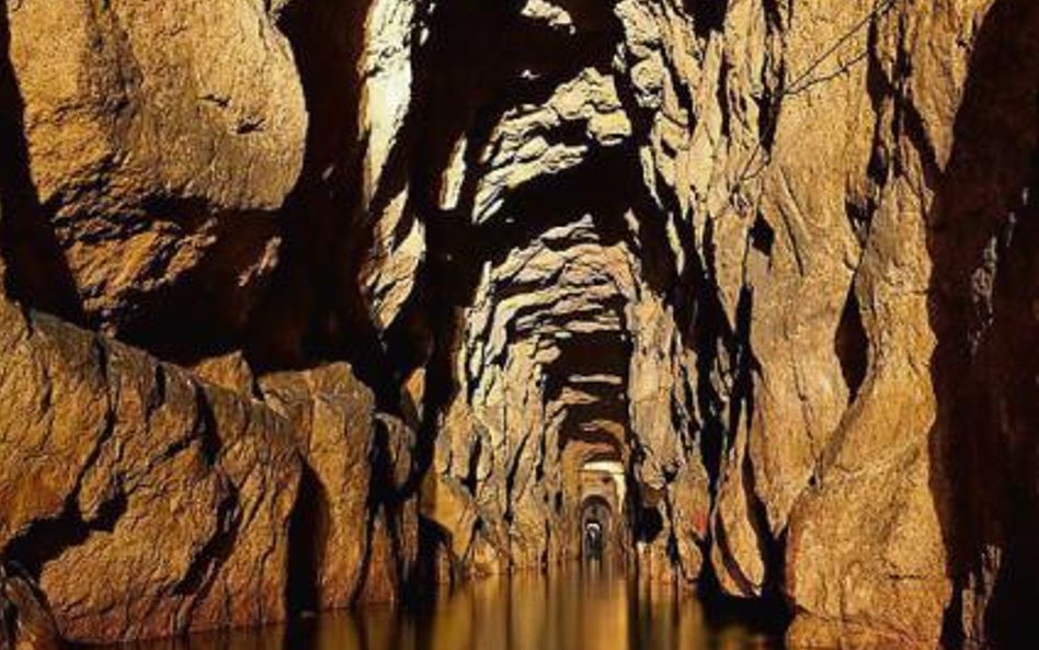 Chodnik wodny w Sztolni Czarnego Pstrąga