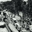 Jeńcy alianccy budują linię kolei birmańskiej, kadr z filmu „Most na rzece Kwai” Davida Leana z 1957