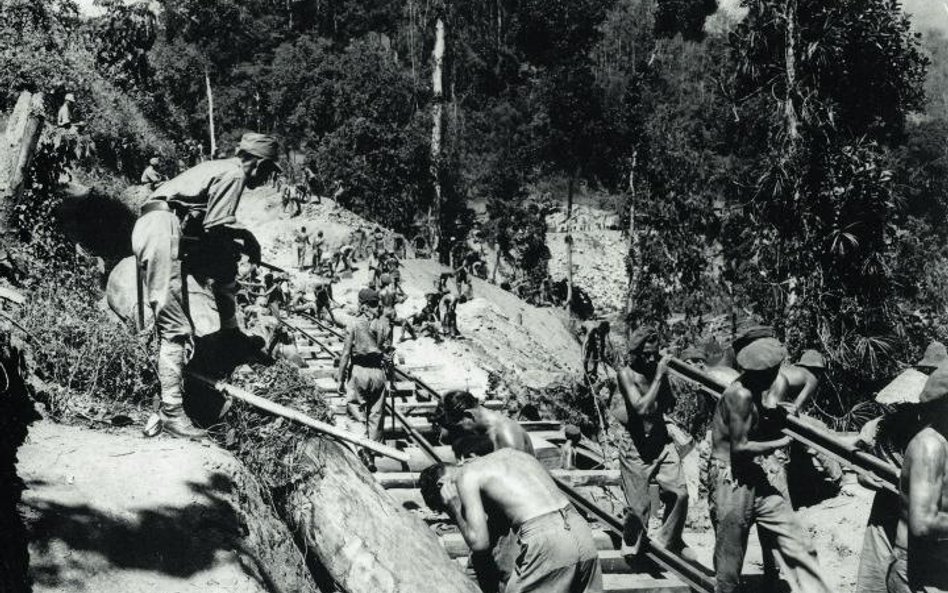 Jeńcy alianccy budują linię kolei birmańskiej, kadr z filmu „Most na rzece Kwai” Davida Leana z 1957