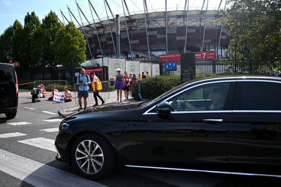 Ostatnie Pokolenie rozpoczęło protest, gdy przed Stadion Narodowy podjechał samochód, w którym miała