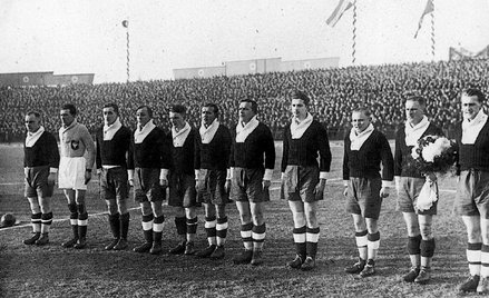 Reprezentacja Polski na meczu towarzyskim w Berlinie, rok 1933. Kilku zawodników, w tym drugi od lew