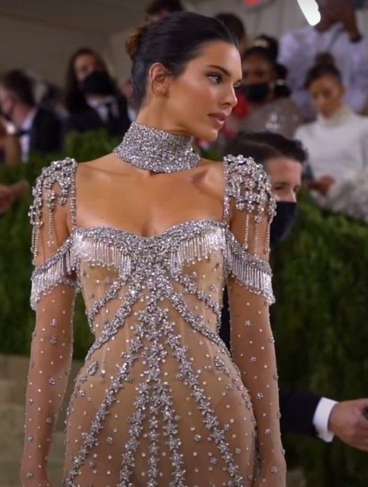 Kendall Jenner, jedna z najbardziej znanych influencerek, podczas Met Gali w 2021 roku.