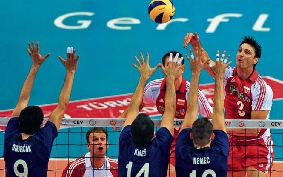 Atakuje Piotr Gruszka. Obok Bartosz Kurek i libero Piotr Gacek