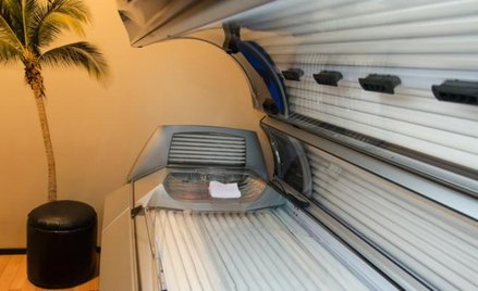 Korzystanie z łóżka do opalania znacząco zwiększa ryzyko, że zachoruje się na czerniaka