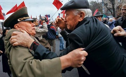 Do niedawna walka o wizję historii toczyła się na ulicach Kijowa (na zdjęciu: weteran Armii Czerwone