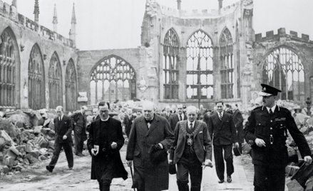 Premier Winston Churchill (w środku, z laską), burmistrz Coventry i duchowny Kościoła anglikańskiego
