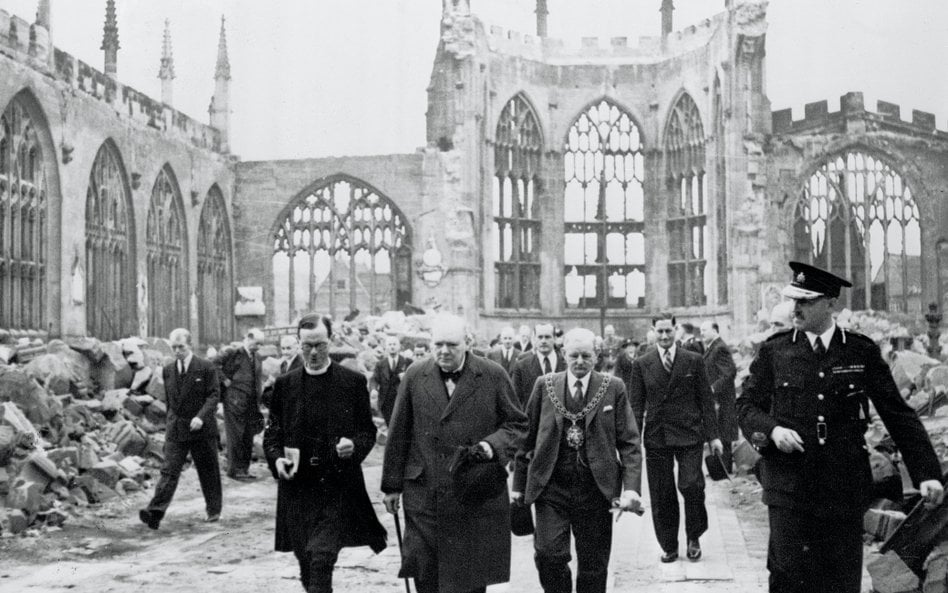 Premier Winston Churchill (w środku, z laską), burmistrz Coventry i duchowny Kościoła anglikańskiego