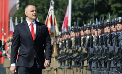 Prezydent RP Karol Nawrocki podczas uroczystej Zmiany Posterunku Honorowego przed Grobem Nieznanego 