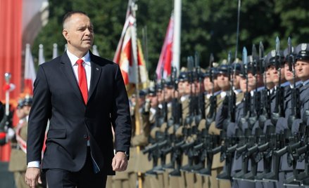 Prezydent RP Karol Nawrocki podczas uroczystej Zmiany Posterunku Honorowego przed Grobem Nieznanego 