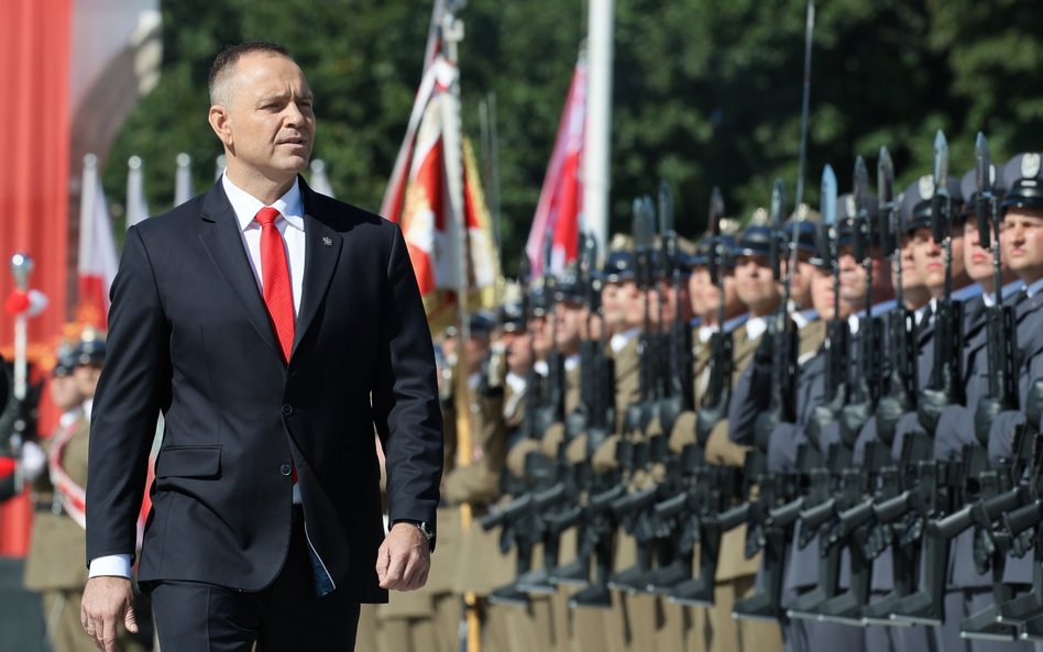 Prezydent RP Karol Nawrocki podczas uroczystej Zmiany Posterunku Honorowego przed Grobem Nieznanego 