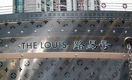 Monogram Louis Vuitton miał pierwotnie utrudnić życie producentom podróbek.