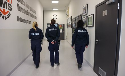 Funkcjonariusze policji w jednej ze szkół w Krakowie