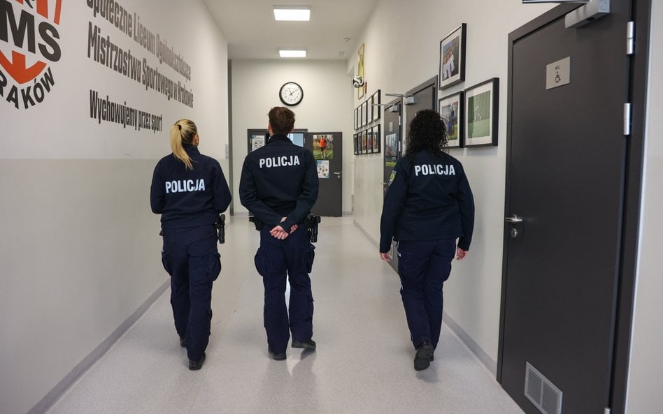 Funkcjonariusze policji w jednej ze szkół w Krakowie