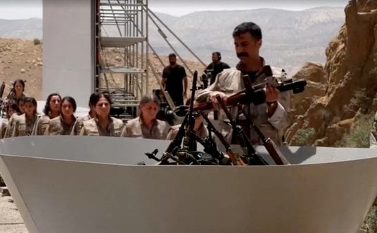 Membros do PKK destroem armas