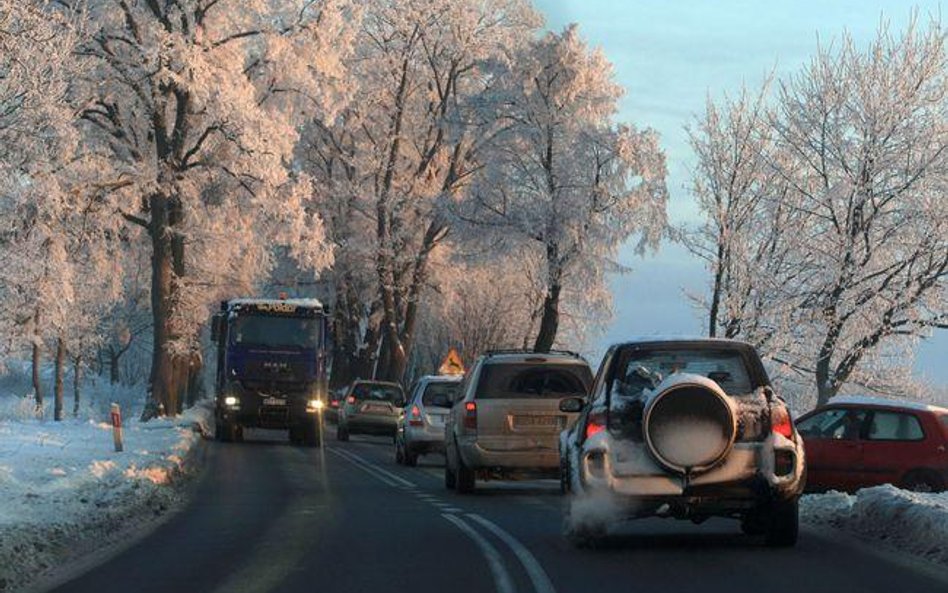 Mandaty kierowców za niezapięte pasy, folię na szybach, słuchanie głośnej muzyki