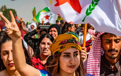 Kurdowie z Ras al-Ain w północnej Syrii protestują przeciw zapowiedzianej tureckiej ofensywie