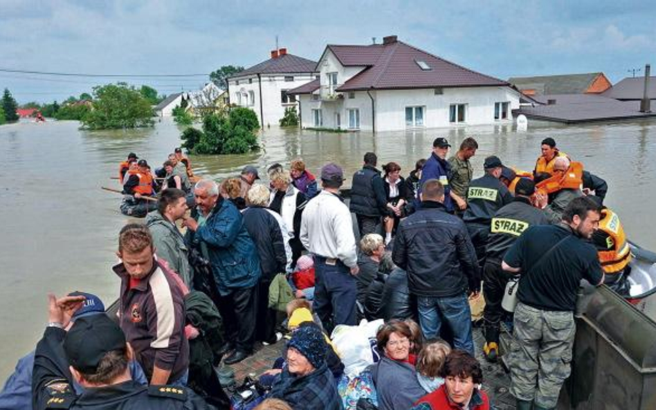 Sokolniki. Mieszkańców ewakuowano amfibiami, motorówkami i śmigłowcami