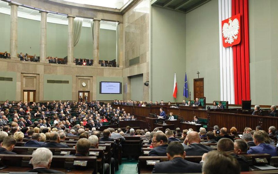 Sondaż: PiS wciąż lepszy od PO