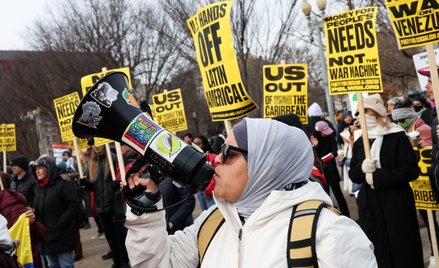 Protest przeciwko amerykańskiej interwencji wojskowej w Wenezueli na placu Lafayette’a, przed Białym