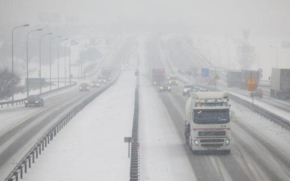 Szacuje się, że najnowszy atak zimy dotknie 58 mln mieszkańców USA. Straty gospodarki będą liczone w