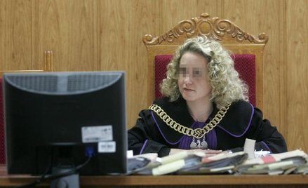 Stwierdzając nieważność decyzji, sąd nie rozpatruje sprawy