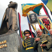 Kombatanci UPA przy lwowskim pomniku Stepana Bandery