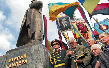 Kombatanci UPA przy lwowskim pomniku Stepana Bandery