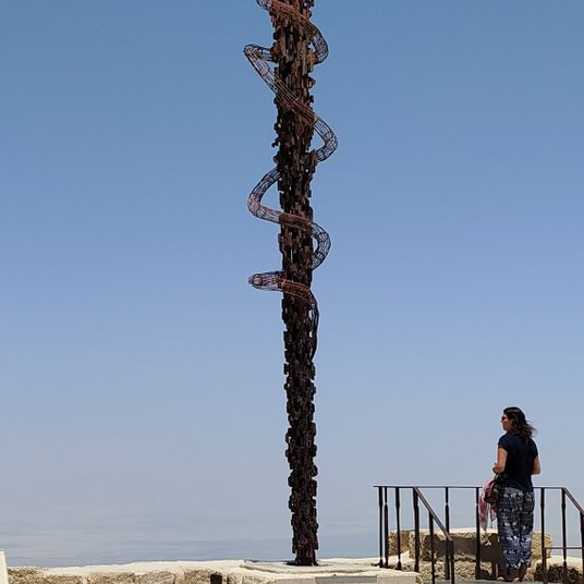 Pomnik Węża Miedzianego na Górze Nebo. Stąd ponoć Mojżesz oglądał ziemię Izraela.