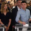 Prezydent Ukrainy Wołodymyr Zełenski w towarzystwie swej żony Oleny głosuje w przyspieszonych wybora