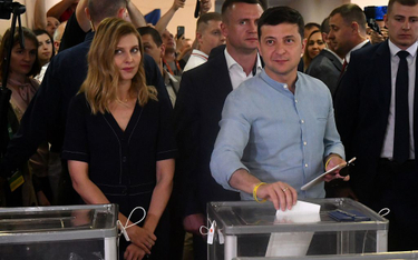 Prezydent Ukrainy Wołodymyr Zełenski w towarzystwie swej żony Oleny głosuje w przyspieszonych wybora