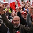 Wokół budynku Trybunału Konstytucyjnego gromadzi się tłumek przekonany, że rządzący wyślą zaraz służ