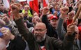 Wokół budynku Trybunału Konstytucyjnego gromadzi się tłumek przekonany, że rządzący wyślą zaraz służ