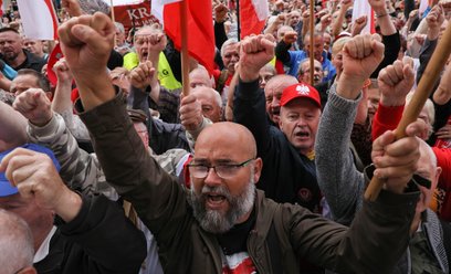 Wokół budynku Trybunału Konstytucyjnego gromadzi się tłumek przekonany, że rządzący wyślą zaraz służ