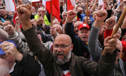 Wokół budynku Trybunału Konstytucyjnego gromadzi się tłumek przekonany, że rządzący wyślą zaraz służ