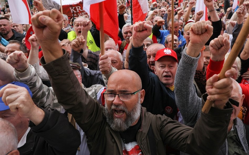 Wokół budynku Trybunału Konstytucyjnego gromadzi się tłumek przekonany, że rządzący wyślą zaraz służ
