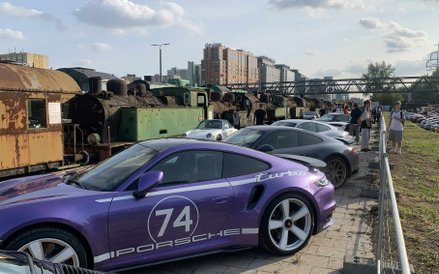 Fioletowe Porsche 911 Turbo z charakterystycznym oznaczeniem numeru 74