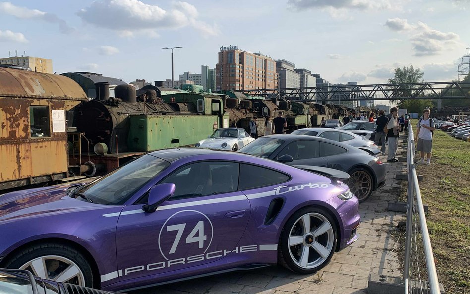 Fioletowe Porsche 911 Turbo z charakterystycznym oznaczeniem numeru 74