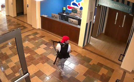 Kadr z nagrania z monitoringu, na którym widać sprawczynię strzelaniny