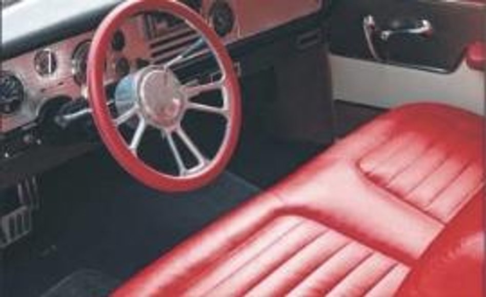 ...i znakomicie komponuje się z czerwoną tapicerką wnętrza.