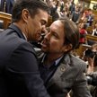 Pedro Sanchez odbiera gratulacje od Pablo Iglesiasa, lidera koalicyjnej partii Podemos