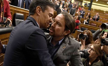 Pedro Sanchez odbiera gratulacje od Pablo Iglesiasa, lidera koalicyjnej partii Podemos