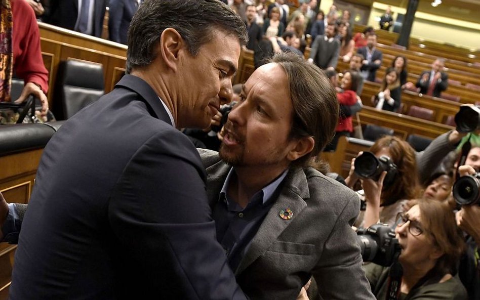 Pedro Sanchez odbiera gratulacje od Pablo Iglesiasa, lidera koalicyjnej partii Podemos