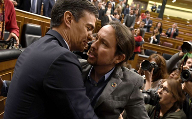 Pedro Sanchez odbiera gratulacje od Pablo Iglesiasa, lidera koalicyjnej partii Podemos