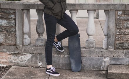 Spodnie „rurki” to prawdziwy unisex – noszą je i kobiety, i mężczyźni.
