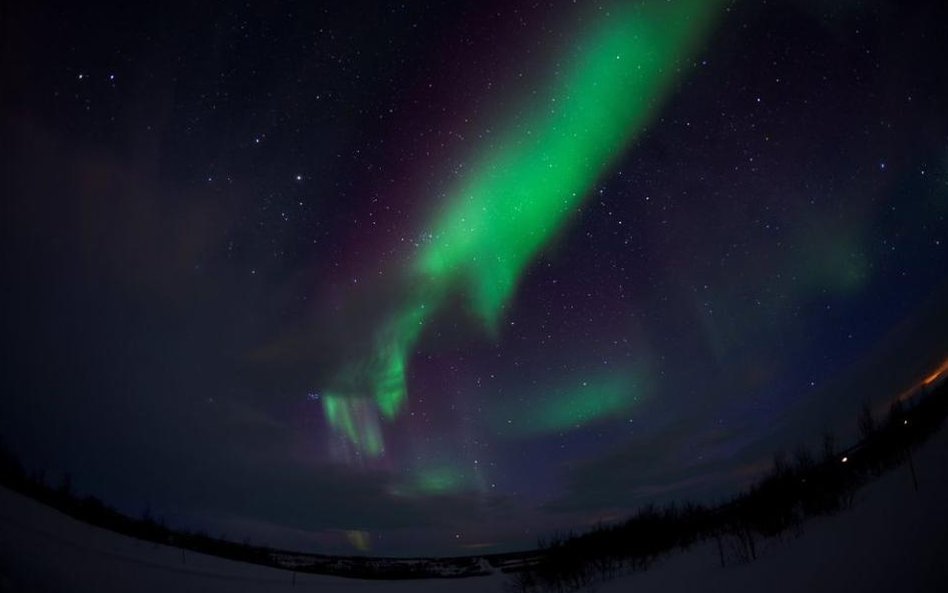 Zorza mieni się i tańczy na norweskim niebie