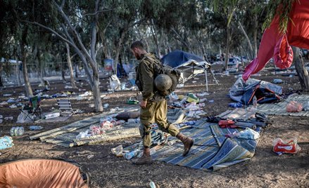 12 października 2023 r.: izraelski żołnierz w pobliżu kibucu Beeri patroluje miejsce, w którym 7 paź