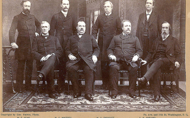 Pierwszy rząd Grovera Clevelanda (prezydent siedzi w pierwszym rzędzie, drugi od lewej strony). Grov