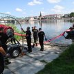 Strażacy z Państwowej Straży Pożarnej stawiają na Odrze kolejną zaporę elastyczną mającą za zadanie 
