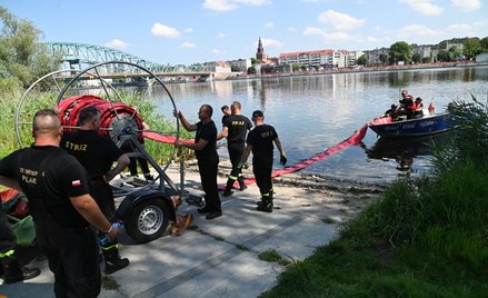 Strażacy z Państwowej Straży Pożarnej stawiają na Odrze kolejną zaporę elastyczną mającą za zadanie 