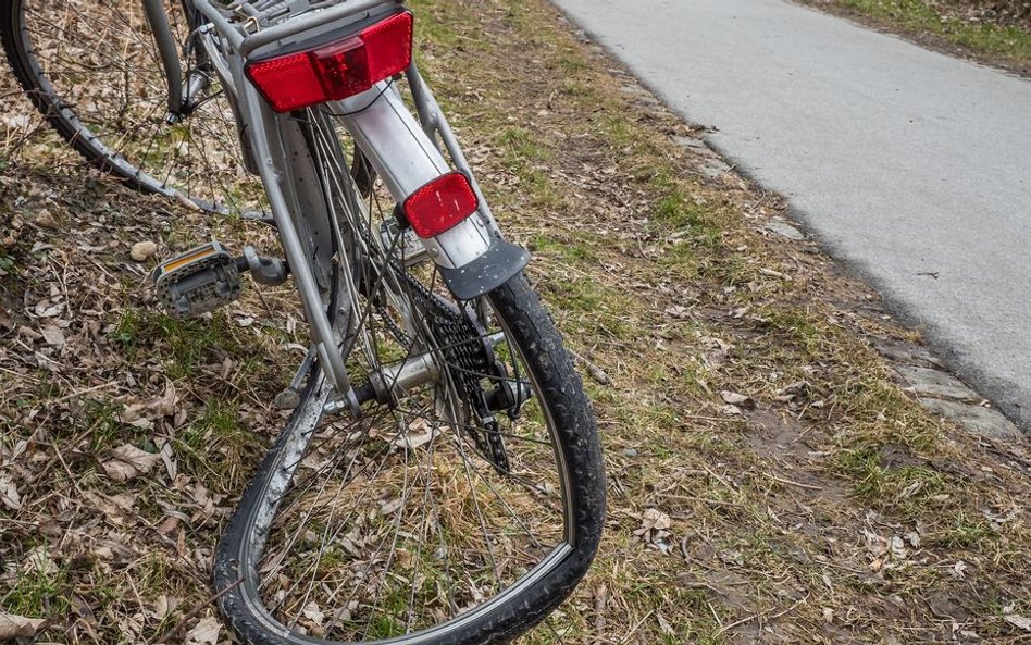 Wielka Brytania: Rowerzysta hamował, dzwonił, ale zderzył się z pieszą wpatrzoną w telefon. Sąd: musi zapłacić